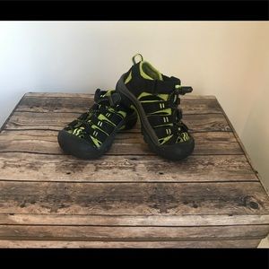 Kids/toddler black and lime green Keens